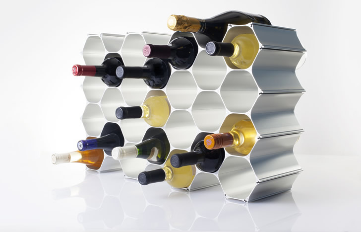 Стойка для винных бутылок «винные соты» компании WineHive