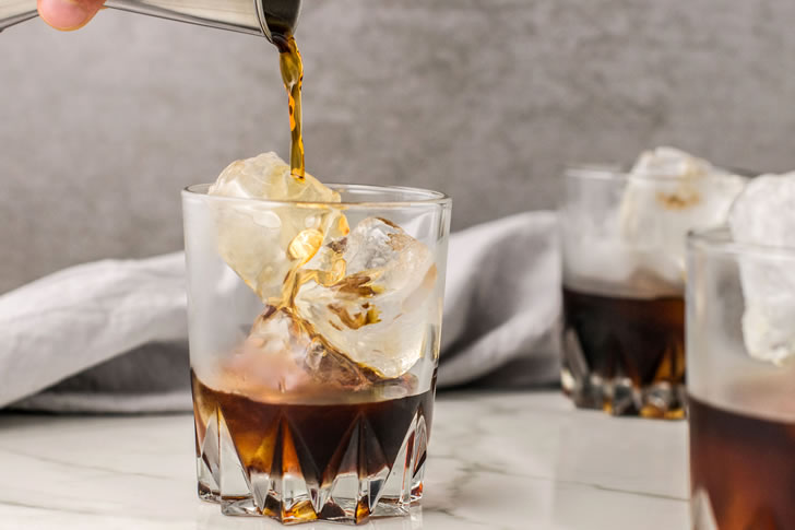 Πώς να αντικαταστήσετε την Kahlua στα κοκτέιλ